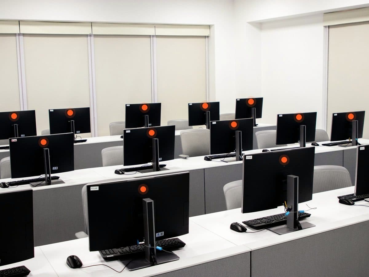 La misma sala de cómputo, con cada computador marcado en naranja: encendidos y en línea.